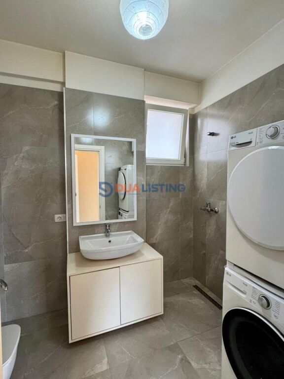 Shitet apartament modern 2+1+2 me ballkon tek FZ, Liqeni i Thate