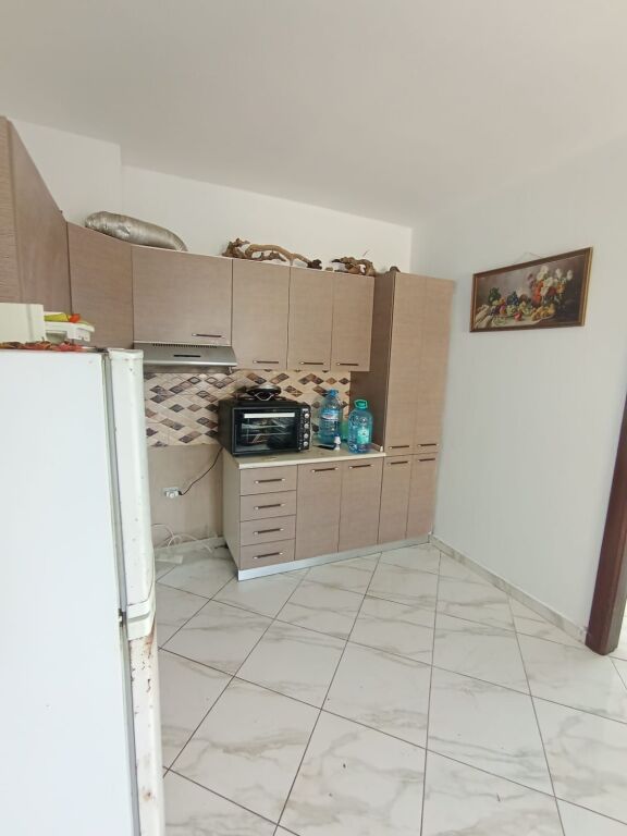 In vendita, Appartamento 1+1, Presso Shkëmbi i Kavajës, Sopra i Binari