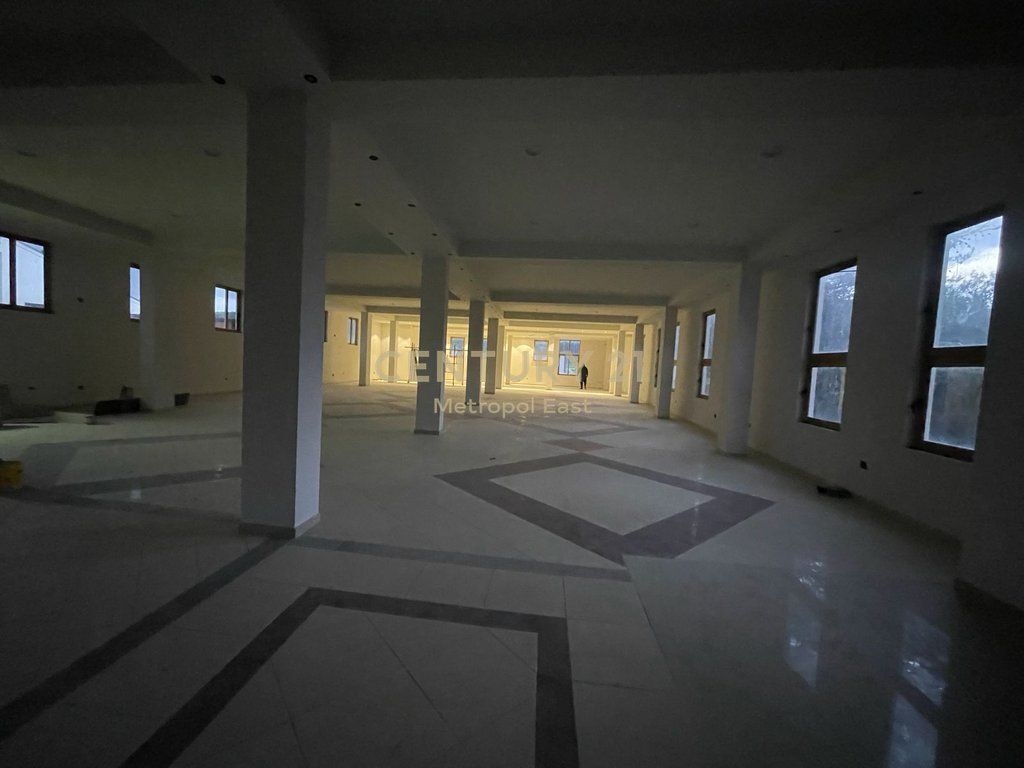 Jepet me qira Godinë Multifunksionale 3-Kateshe me Ashensor Industrial &amp; Kapanon, ne lokacion strategjik dhe me parkim te bollshem