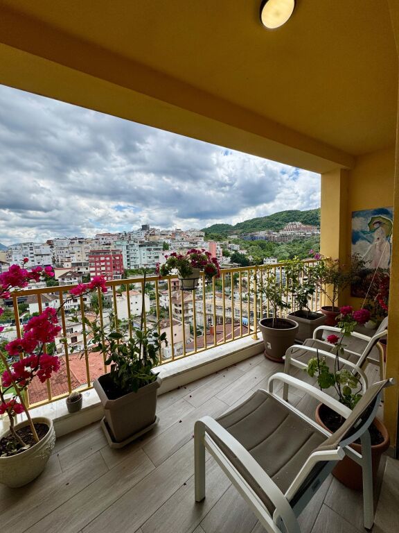 Apartament 4+1+3 tualete+2 poste parkimi per shitje