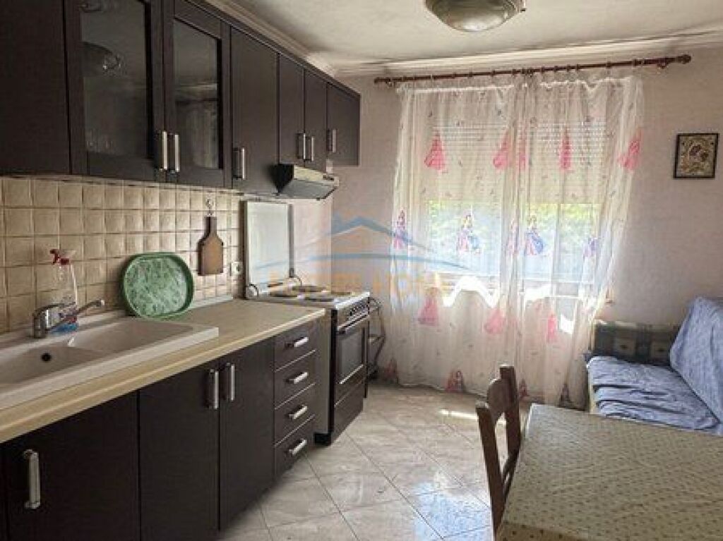 Shiten, 2 Apartamente 2+1 dhe 1+1, 21 Dhjetori, Tiranë