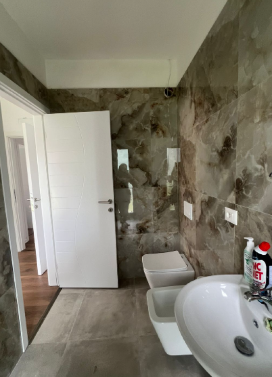 Shitet Apartament Modern 2+1+2 tek Bengas, pranë Rrethit të Klanit