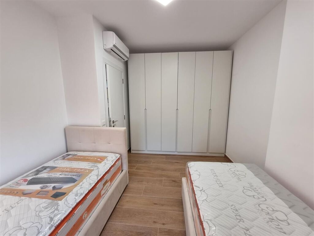 Rruga Kongresi i Manastirit,Kompleksi Zirkon jepet me qera apartament 2+1,i mobiluar. 750Euro (Bruto)
