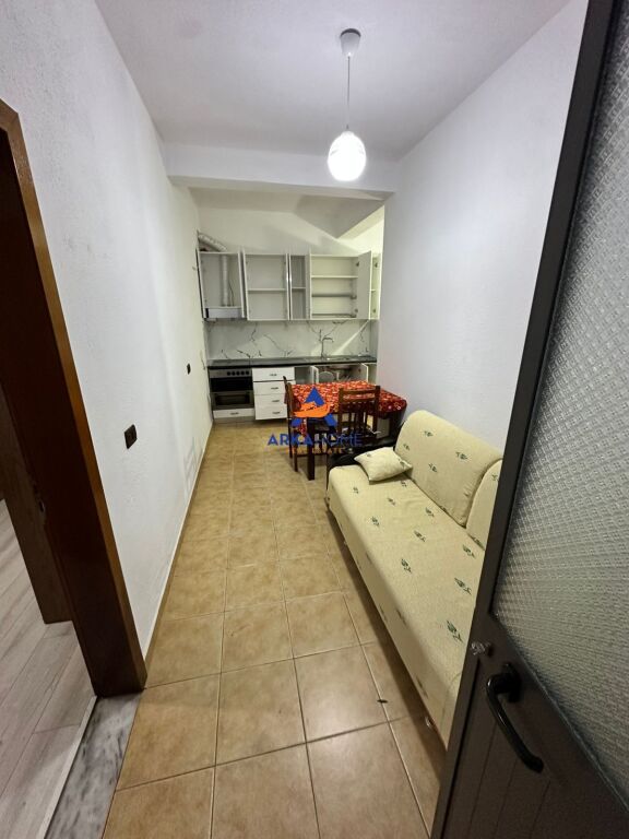 JEPET APARTAMENT 1+1 ME QERA "TEK VILAT AMERIKANE ,RRUGA E ELBASANIT" 35.000 LEKE