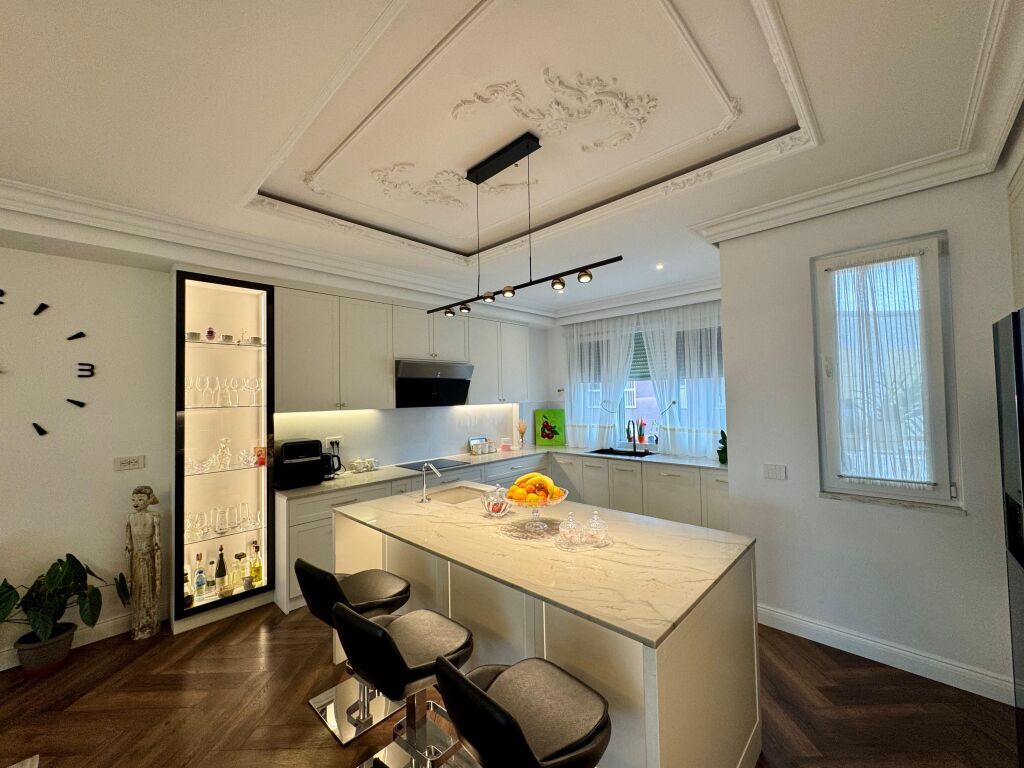 Apartament 4+1+3 tualete+2 poste parkimi per shitje