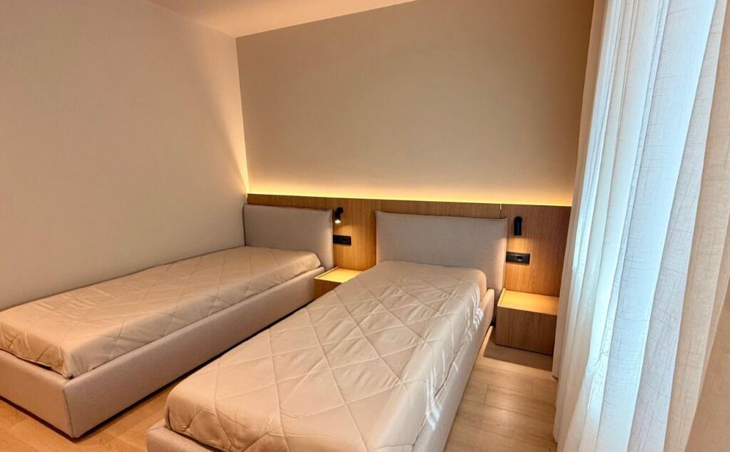 SUPER APARTAMENT 2+1 ME QIRA TE PETRO NINI