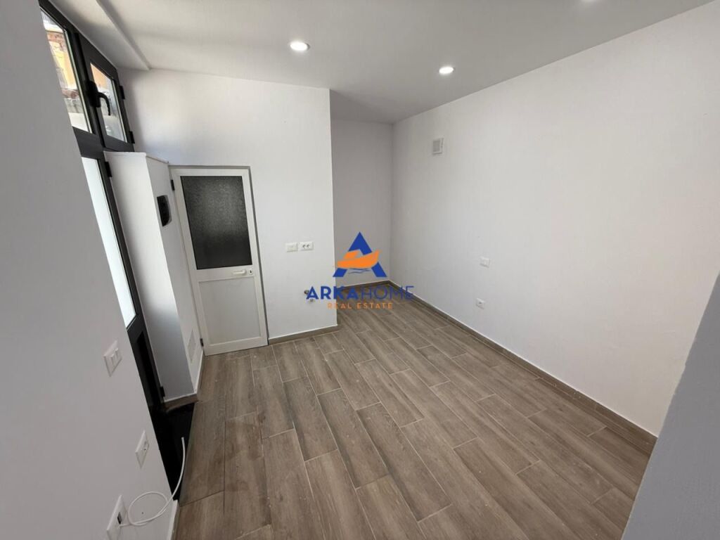 JEPET OBJEKT ME QERA 60M2 "RRUGA TODI SHKURTI , ALI DEM" 80000 LEKE