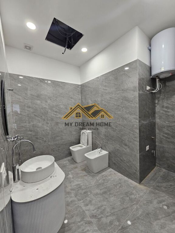Jepet Me Qira Ambient Komercial në Zonën e Vollgës, Durrës