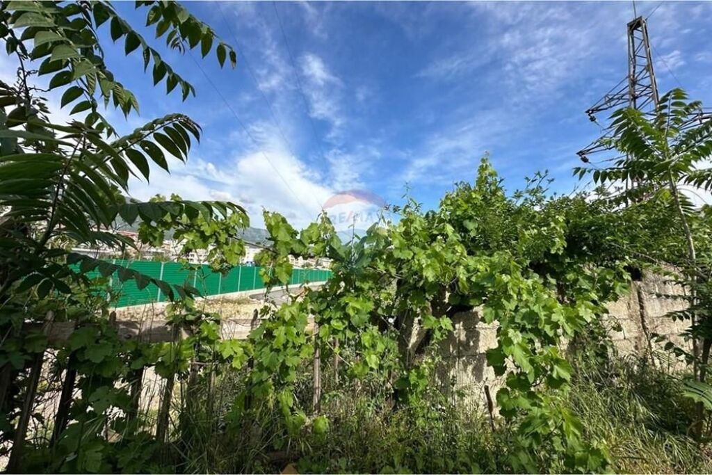 LAND + BUILDING FOR SALE IN KINOSTUDIO
