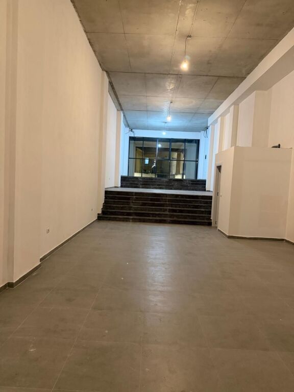 🏢 Spazi in affitto per negozio e uffici,📍Via Barrikadave!