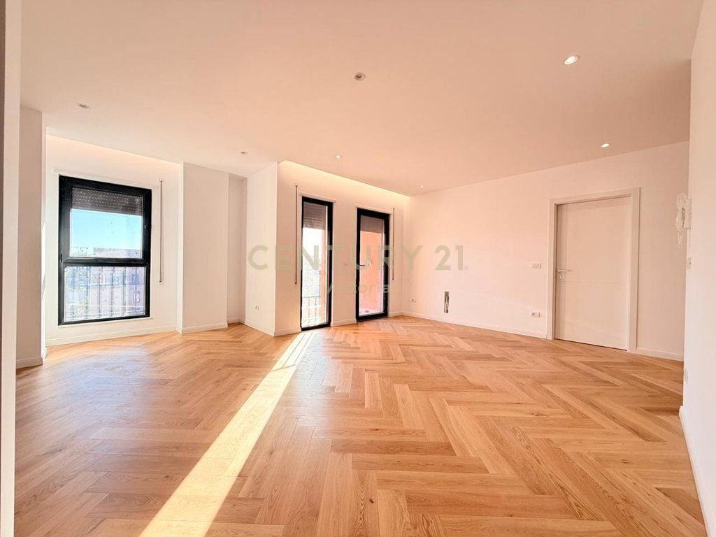APARTAMENT 2+1 + POST PARKIMI PER SHITJE TEK SHKOLLA E KUQE, TIRANE astoria140906