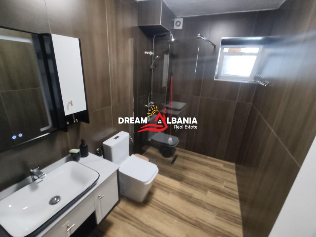 Jepet apartament 1+1 me qera ne zonen e Vasil Shantos prane Kredo.al (ID 4219493)
