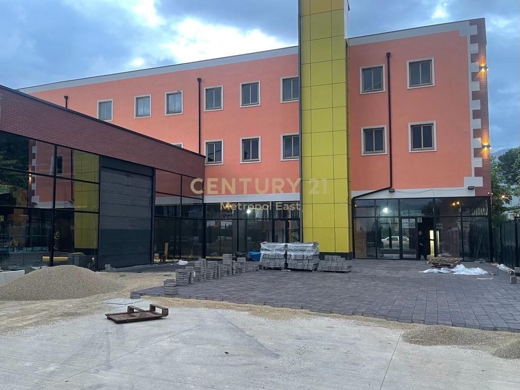Jepet me qira Godinë Multifunksionale 3-Kateshe me Ashensor Industrial &amp; Kapanon, ne lokacion strategjik dhe me parkim te bollshem