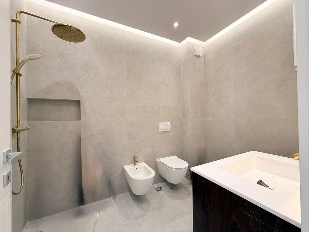 APARTAMENT 2+1 + POST PARKIMI PER SHITJE TEK SHKOLLA E KUQE, TIRANE