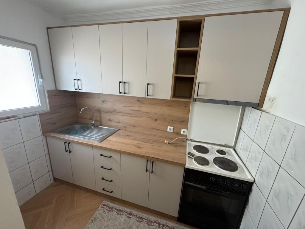 Affitto Appartamento 1+1 📍Via Mine Peza vicino a Zogut te zi Edificio esistente piano 4  Prezzo 500 euro al mese