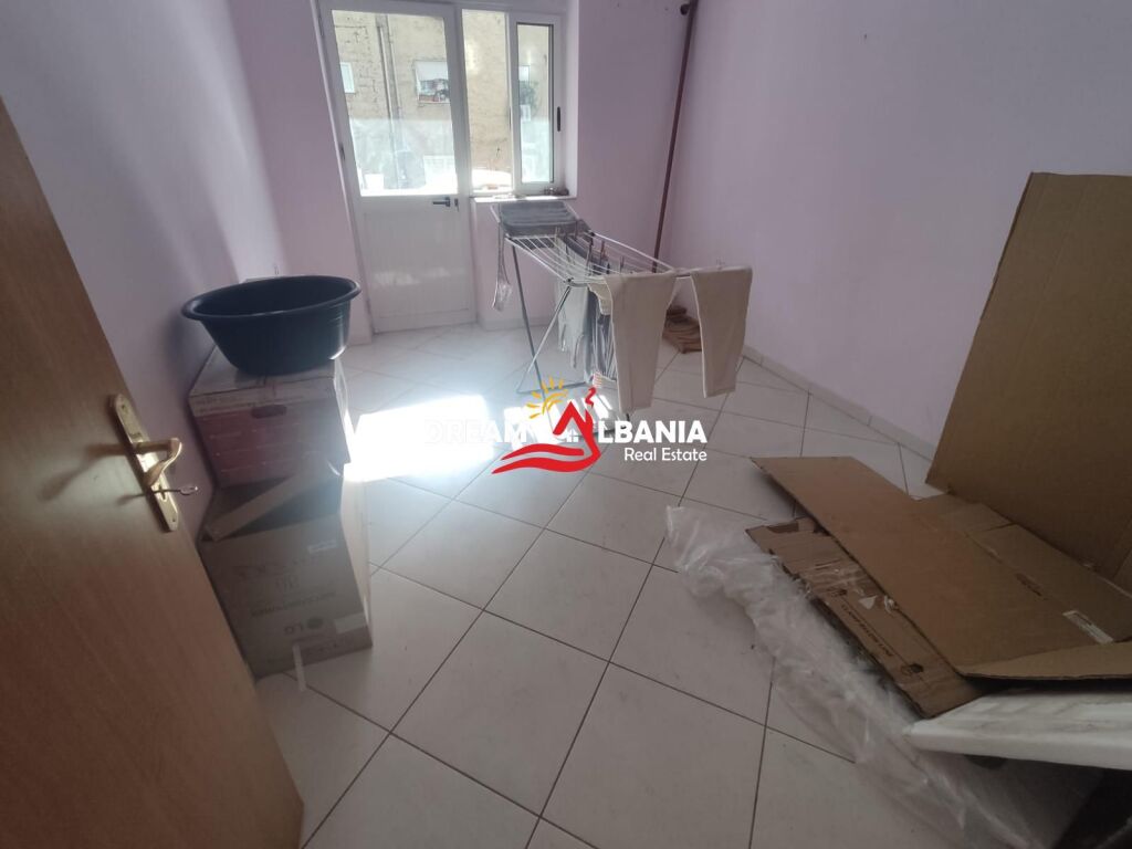 Jepet ambient me qera ne zonen e Bllokut prane Rruges Vaso Pasha (ID 42611535)