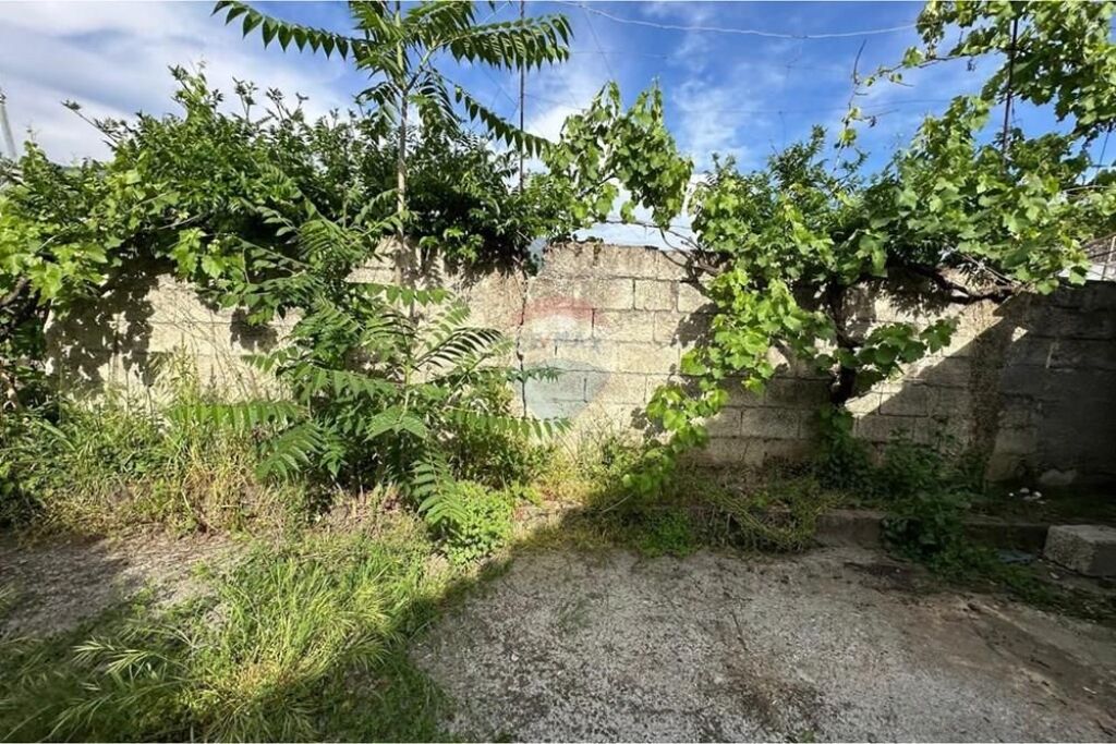 LAND + BUILDING FOR SALE IN KINOSTUDIO
