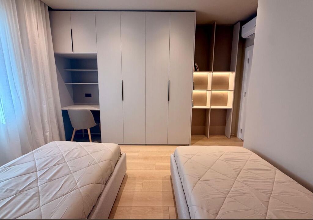 SUPER APARTAMENT 2+1 ME QIRA TE PETRO NINI