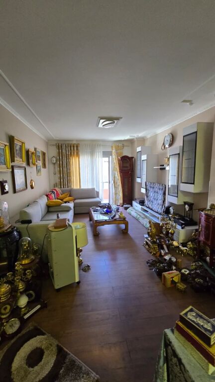 Shitet, Apartament 1+1 + 2 Garazhe, Tek Vala Park,Durres