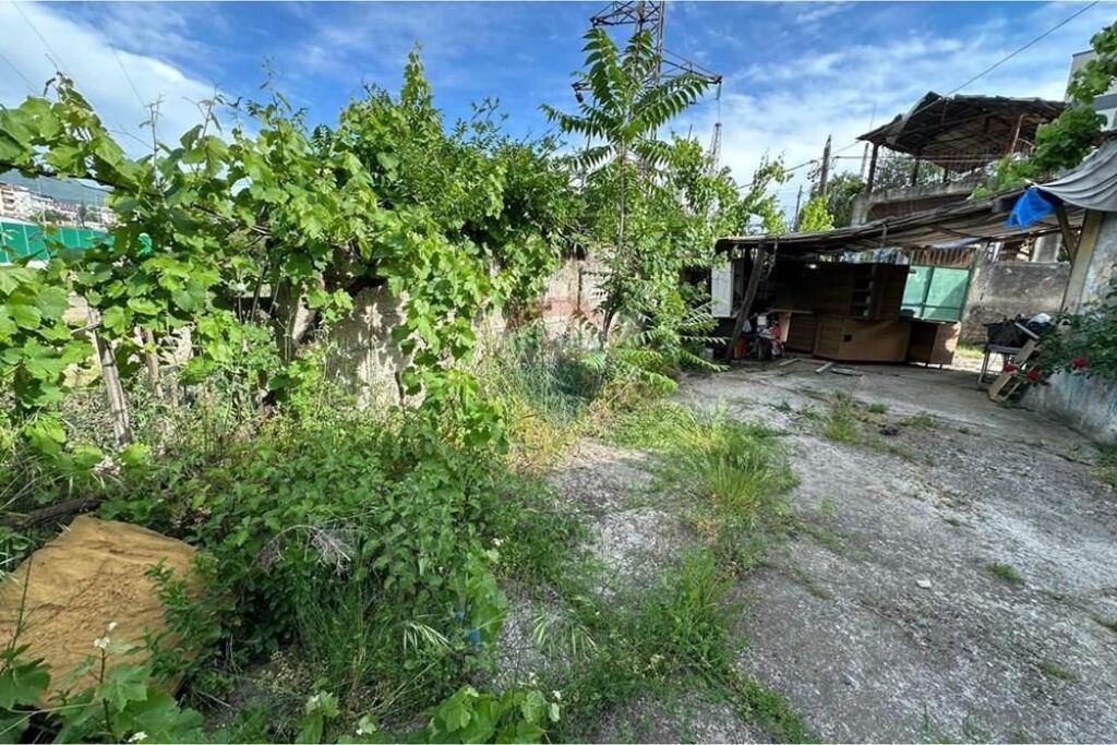 LAND + BUILDING FOR SALE IN KINOSTUDIO