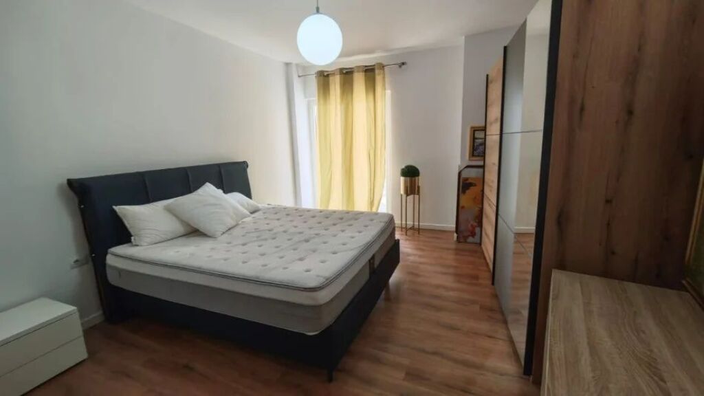 Apartament Me Qera 2+1 Tek Komuna e Parisit (ID B2101711) Tirane