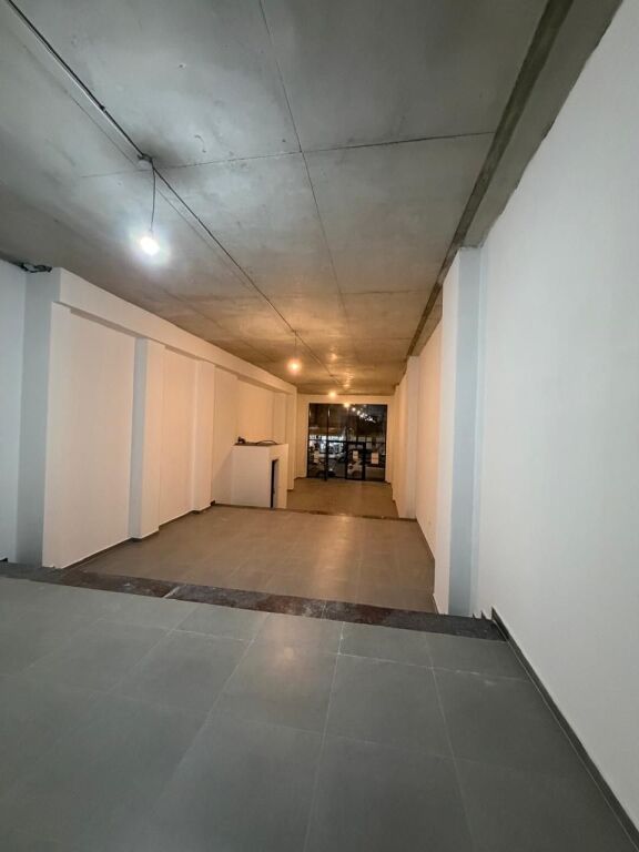 🏢 Spazi in affitto per negozio e uffici,📍Via Barrikadave!