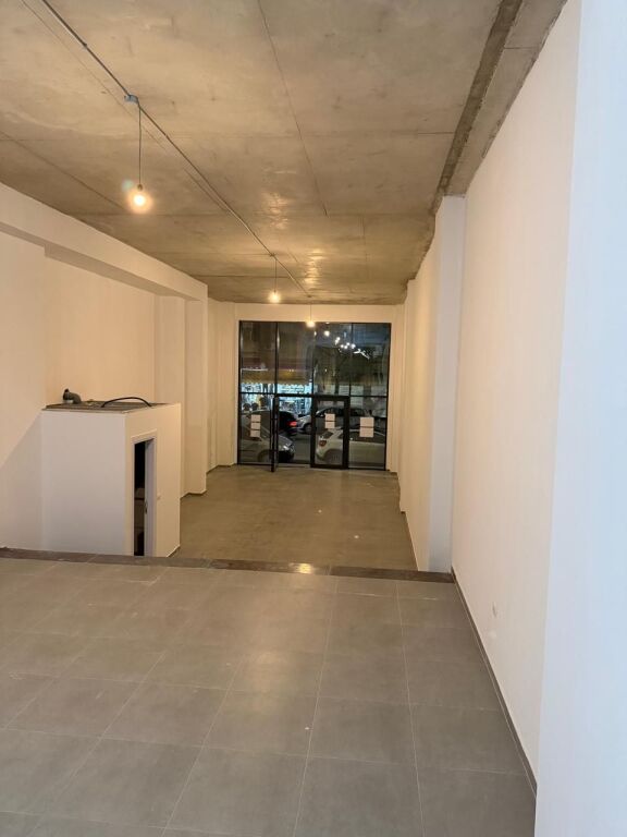 🏢 Spazi in affitto per negozio e uffici,📍Via Barrikadave!
