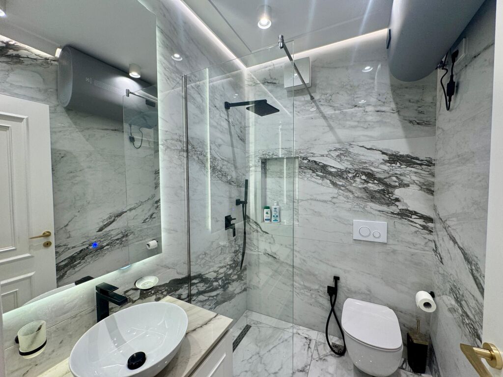Apartament 4+1+3 tualete+2 poste parkimi per shitje