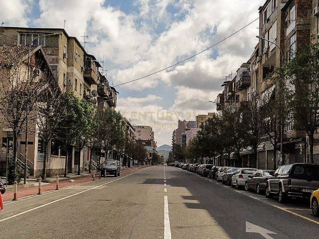 Rruga E Barrikadave - Shitet Dyqan 24m2 Kati 0