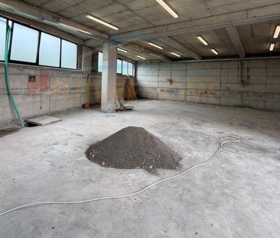 Affitto, Magazzino, Peze-Helmes