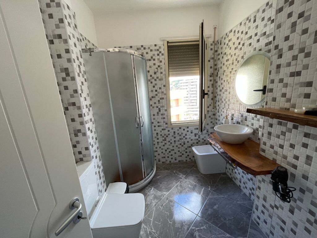APARTAMENT 2+1 ME PAMJE PANORAMIKE NGA DETI – LUNGOMARE, VLORE