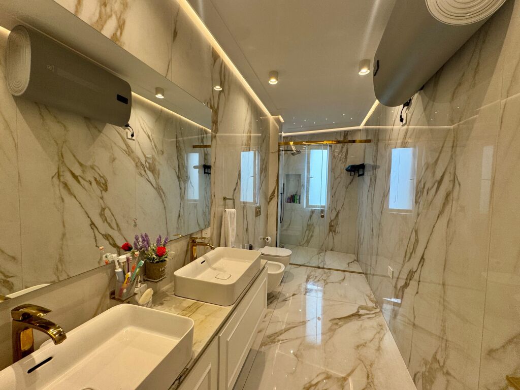Apartament 4+1+3 tualete+2 poste parkimi per shitje