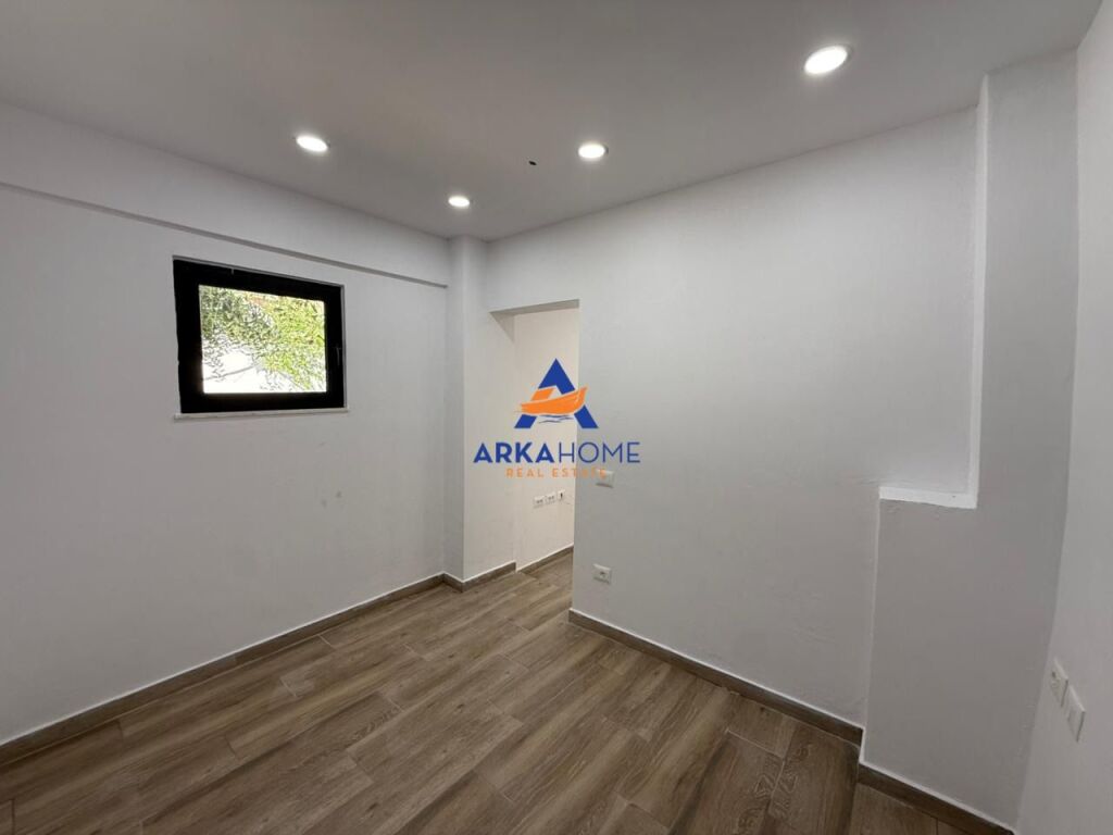 JEPET OBJEKT ME QERA 60M2 "RRUGA TODI SHKURTI , ALI DEM" 80000 LEKE