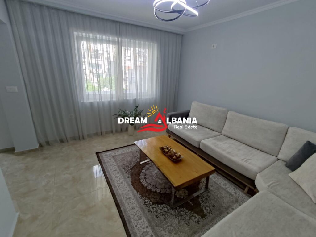 Jepet apartament 1+1 me qera ne zonen e Vasil Shantos prane Kredo.al (ID 4219493)
