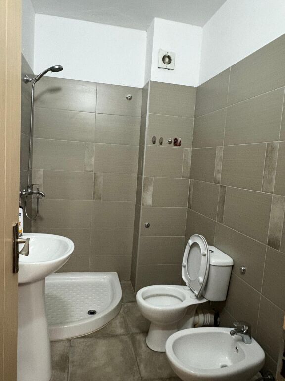 Jepet me qira apartament 1+1 pranë "Foto Durresi" – Durrës