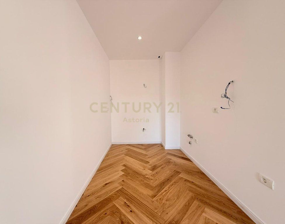 APARTAMENT 2+1 + POST PARKIMI PER SHITJE TEK SHKOLLA E KUQE, TIRANE astoria140906