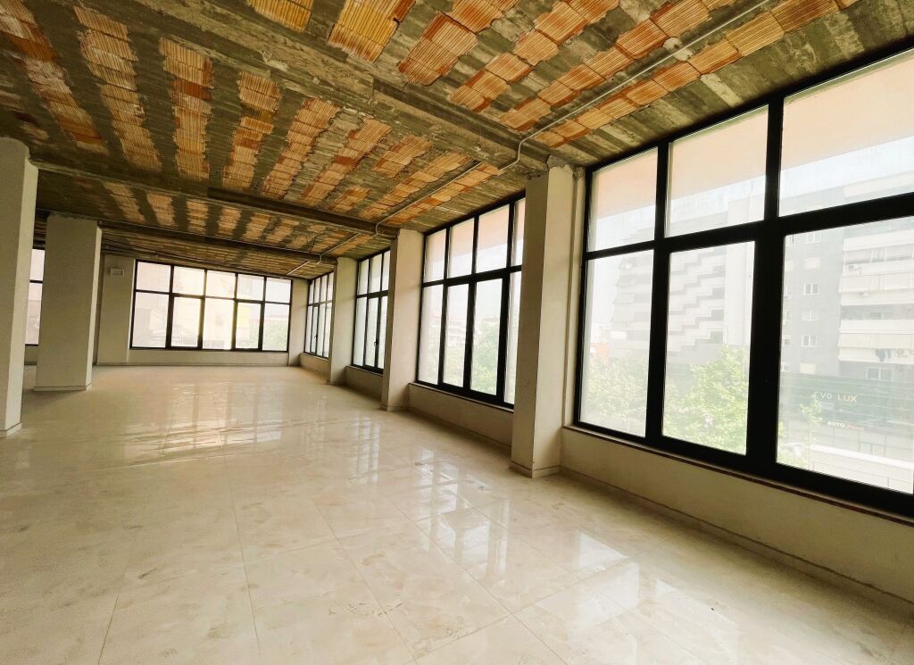 🏢Locale Commerciale in Affitto al Sottopasso del Comune🔥