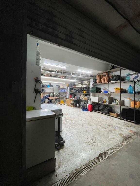 SHITET, GARAZH , KINOSTUDIO, TIRANA( 530581011-17)