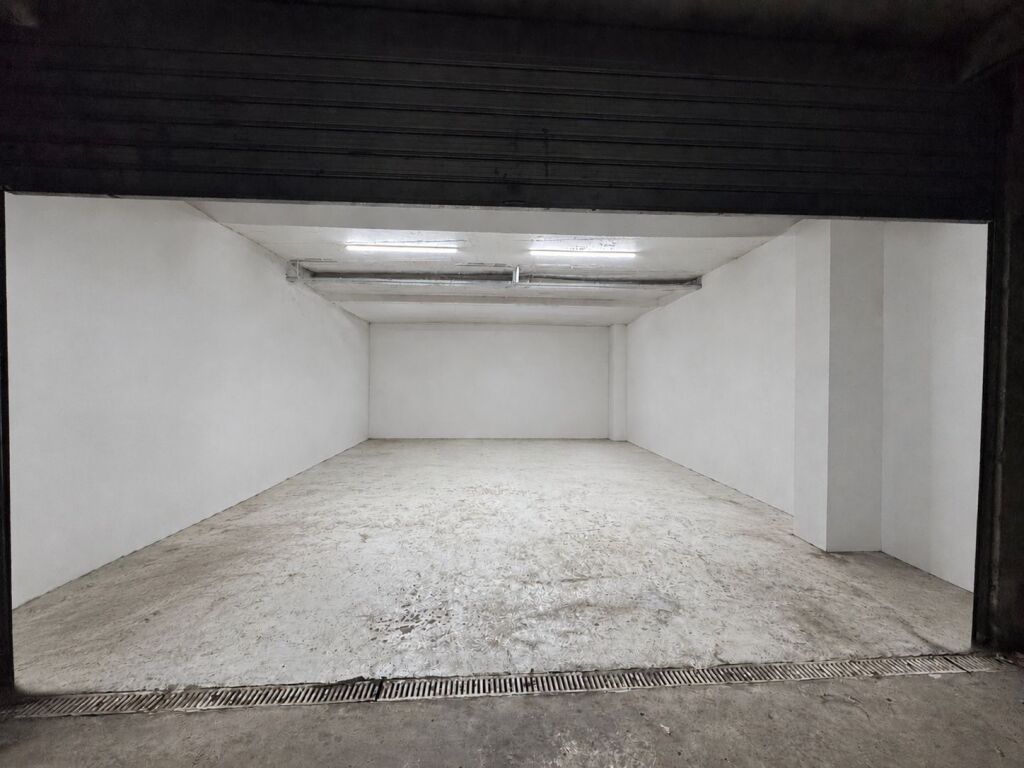 SHITET, GARAZH , KINOSTUDIO, TIRANA( 530581011-17)