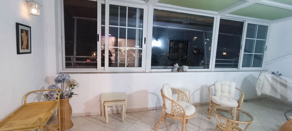 Super Apartment + Verandas In The Block