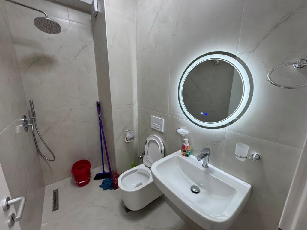 🏠 Appartamento 1+1 in affitto  📍 Indirizzo: Complesso Kadiu💰 Prezzo: 40.000 lek/mese