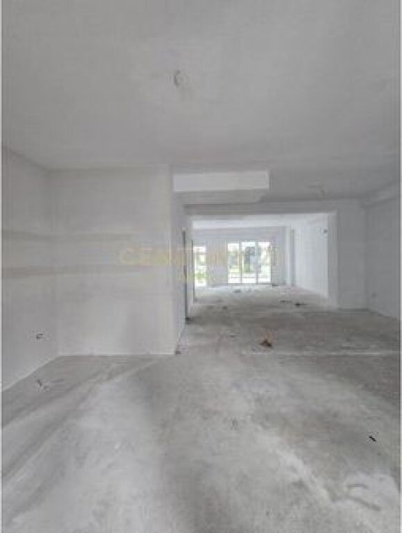 Commercial Unit for Rent + Veranda + 2 Parking Spaces at Univers City Residence