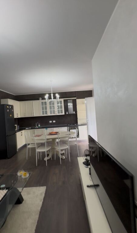 Shitet apartament 2+1, Fresku