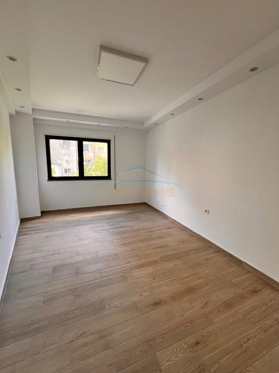 Shitet apartament 1+1+post parkimi Rruga e Elbasanit