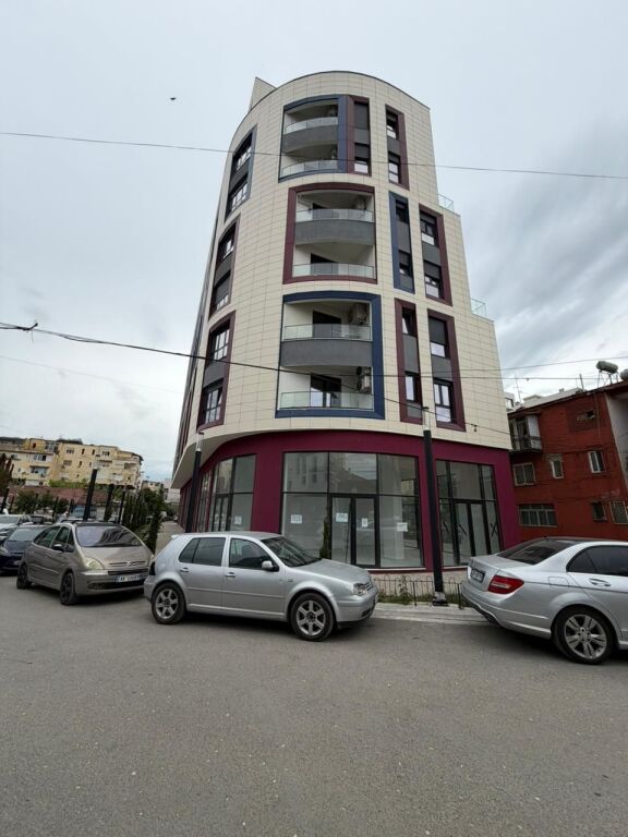 Tirane, locale commerciale in affitto Piano 0, 20 m² 550 € (Via Hyqmet Delvina)