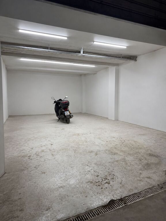 SHITET, GARAZH , KINOSTUDIO, TIRANA( 530581011-17)