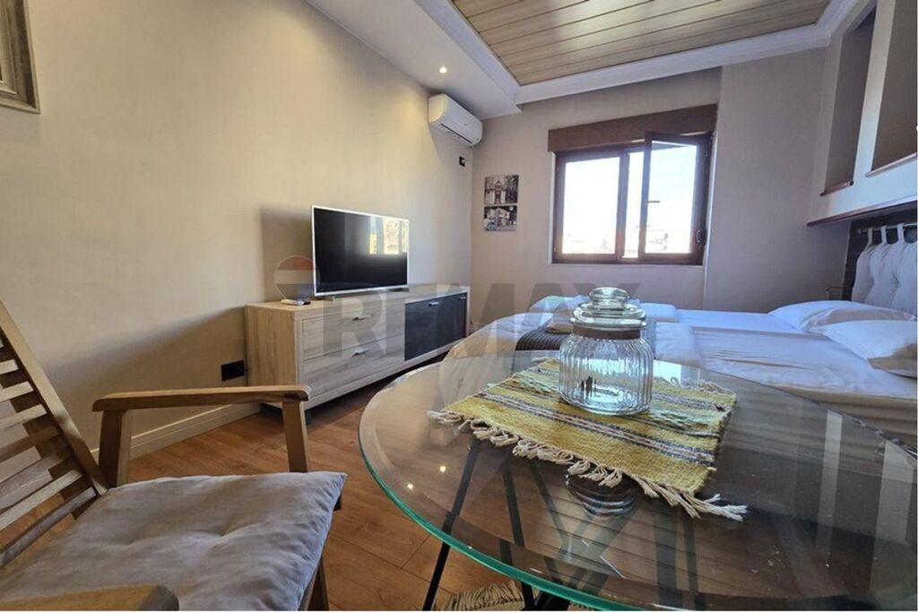 2 apartments for rent are given in the Center