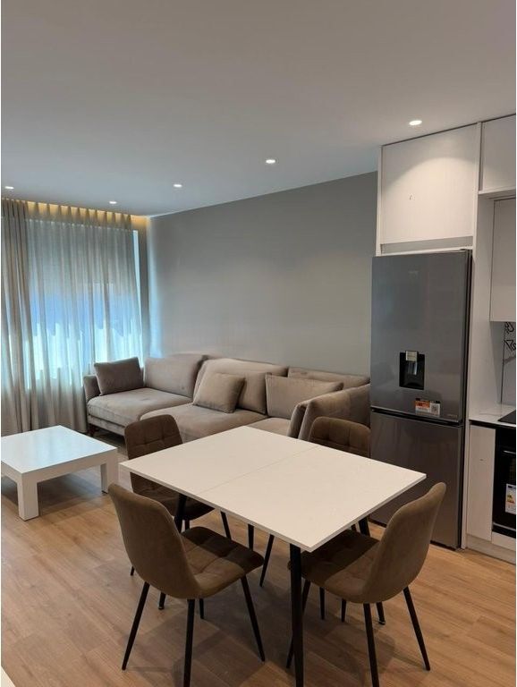 Shitet apartament 1+1 i mobiluar në Kompleksin Xheluks,Rruga e Elbasanit! 130,000 €