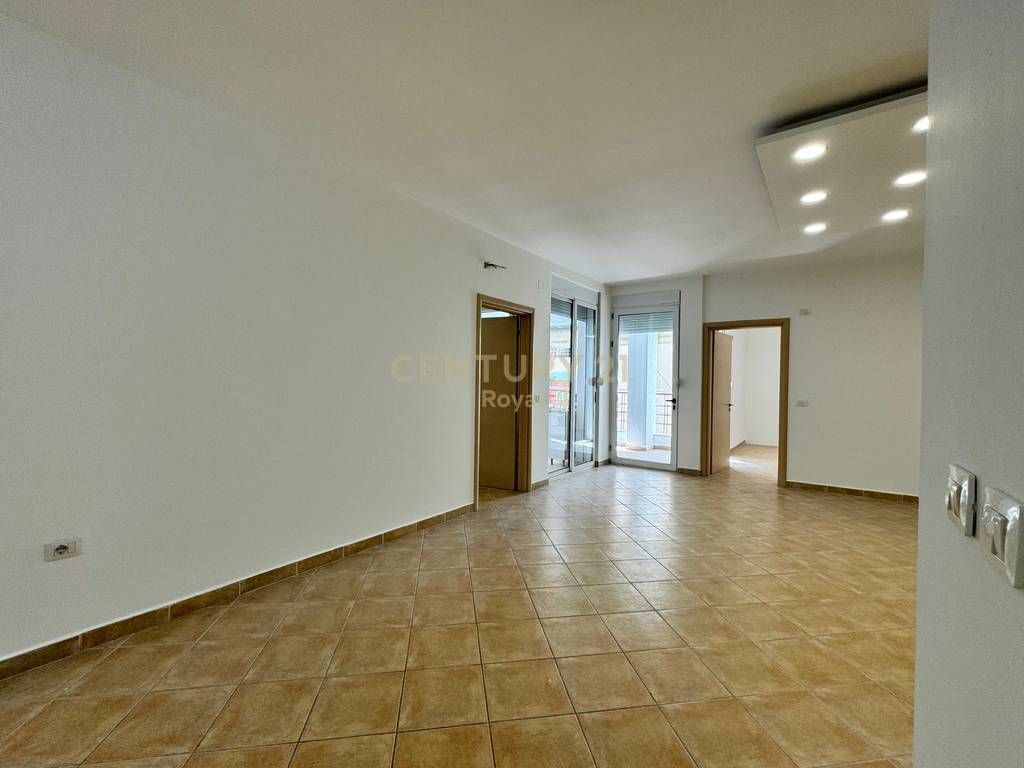 SHESIM APARTAMENT 2+1 TE KODRA E DIELLIT RRUGA XHON KENEDI 209,000 € Sip. Totale  121m2  Sip. e brendshme  108m2
