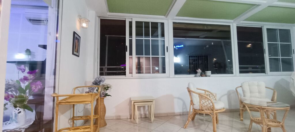 Super Apartment + Verandas In The Block